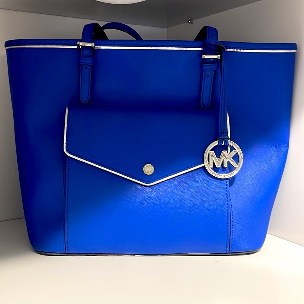MICHAEL KORS LARGE TOTE BAG AND WRISTLET